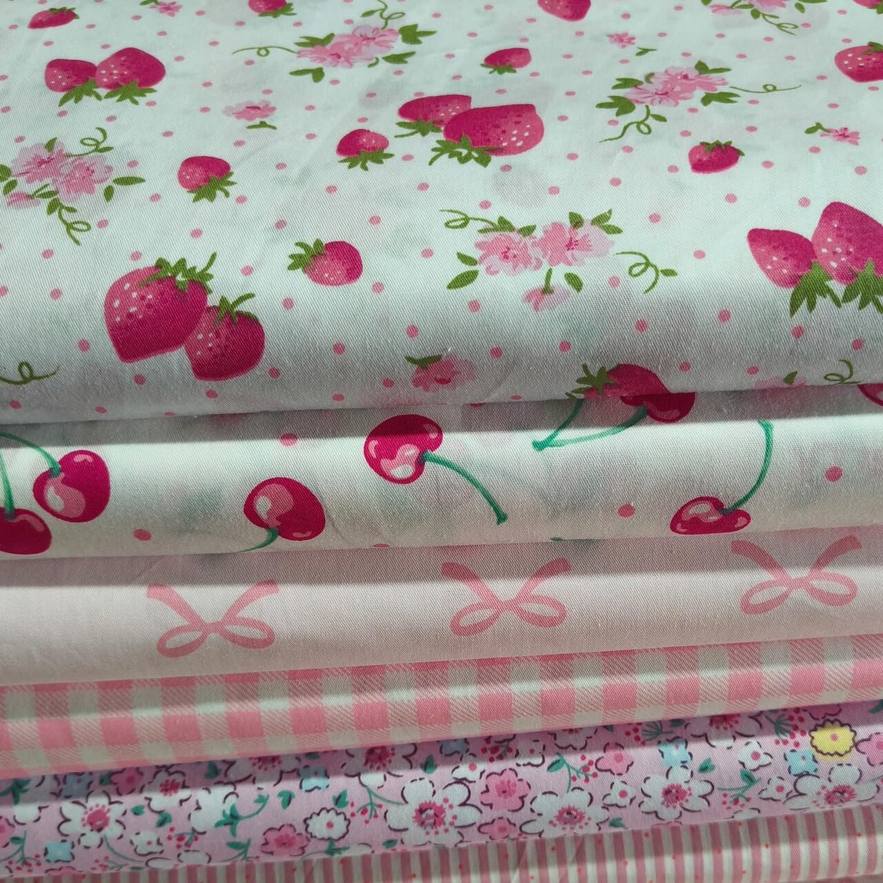 7Pcs 20" x 20" Cotton Fabric DIY Making Supplies Quilting Patchwork Fabric Fat Quarter Bundles DIY for Quilting Cotton Patchwork Cushions (Strawberry, 20" x 20")